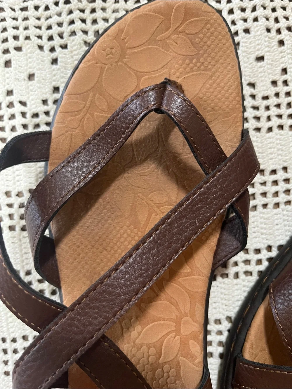 b.o.c. Brown Leather-Look Crossover Strap Sandals women’s size 8